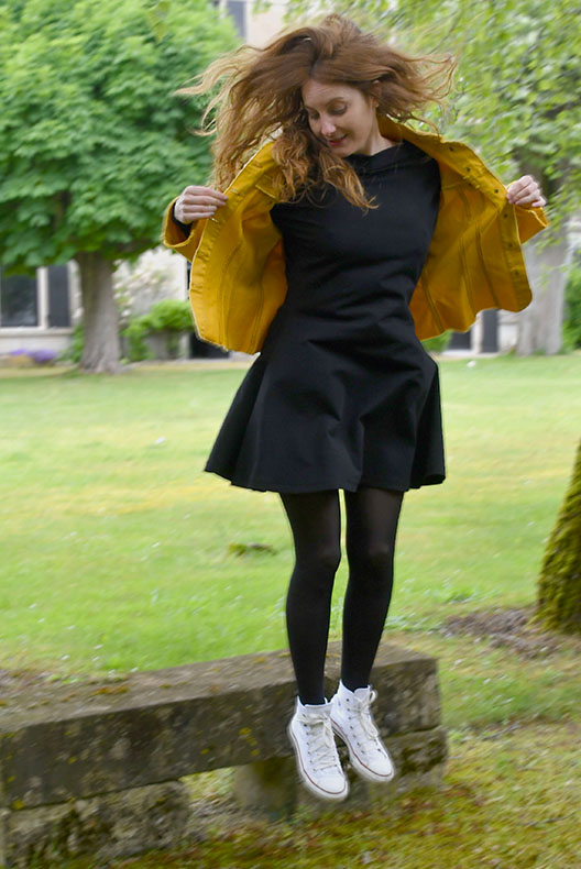 Robe noire modèle manon avec veste couleur moutarde